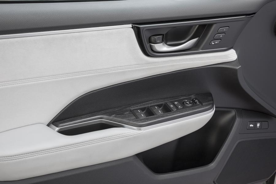 Детали интерьера Honda Clarity Fuel Cell 2019 года  (NA) (фото 39 из 50)